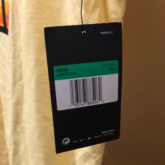 Nike Sportswear Tee Shirt - Picture 3 of 3